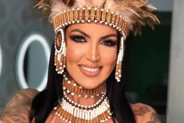 Atriz pornô, que teve caso com ex de Nicole Bahls, é expulsa de imóvel