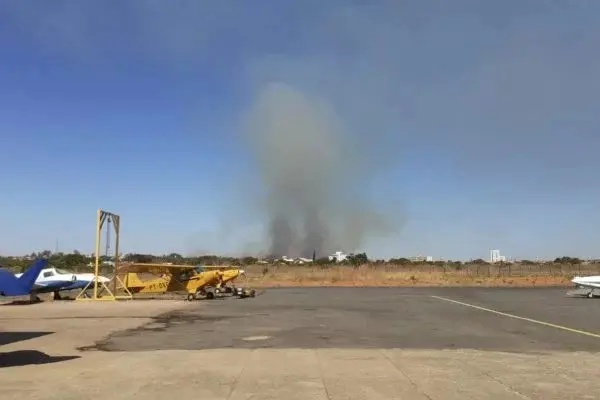 Vídeo: helicóptero da Marinha cai durante treinamento e deixa 2 mortos