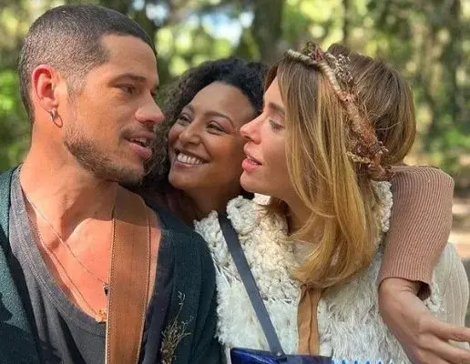 Carolina Dieckmann nega investida de José Loreto e esclarece boatos