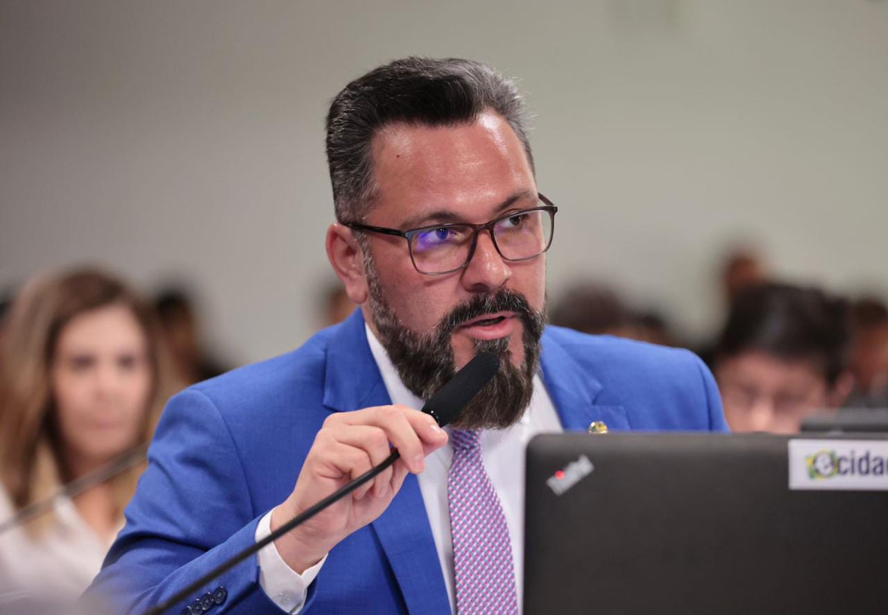 Sobre escassez de voos e preços exorbitantes, Alan Rick dispara: “Não aceito”