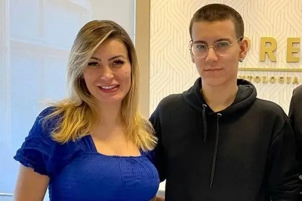 Filho de Urach diz que gosta de ter mãe prostituta: “Na igreja era chata”