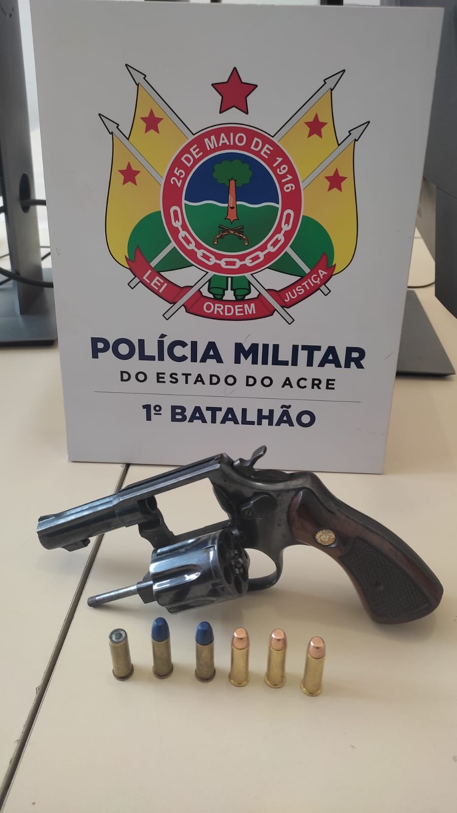Homem tenta se evadir, mas acaba preso pela PM com arma de fogo no bairro Portal da Amazônia