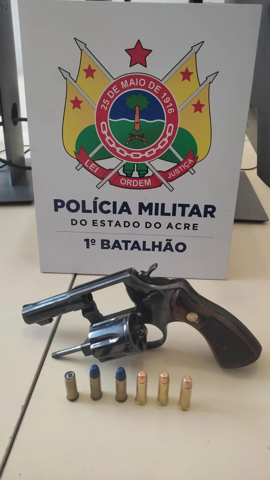 Homem tenta se evadir, mas acaba preso pela PM com arma de fogo no bairro Portal da Amazônia