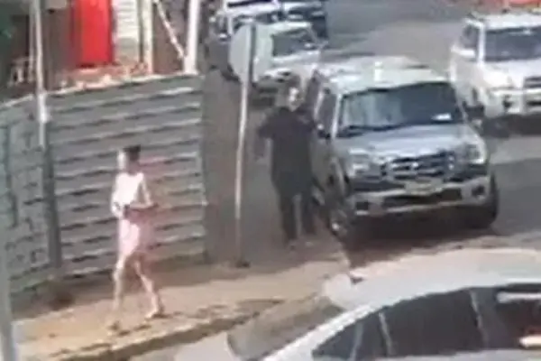 Vídeo: Homens em carro abordam mulher na rua: “Entra logo, porra”