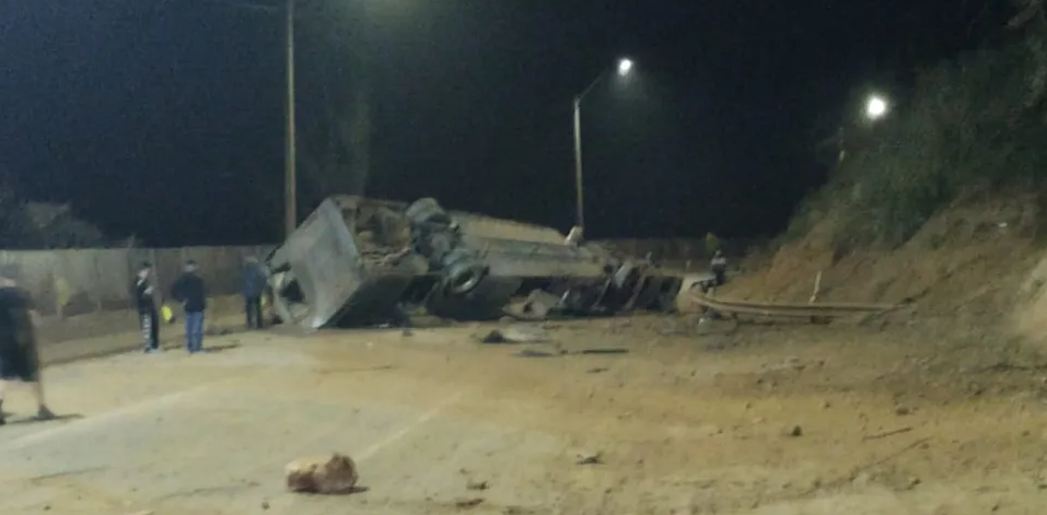 Ônibus com torcedores do Corinthians capota e deixa 7 mortos na Grande BH