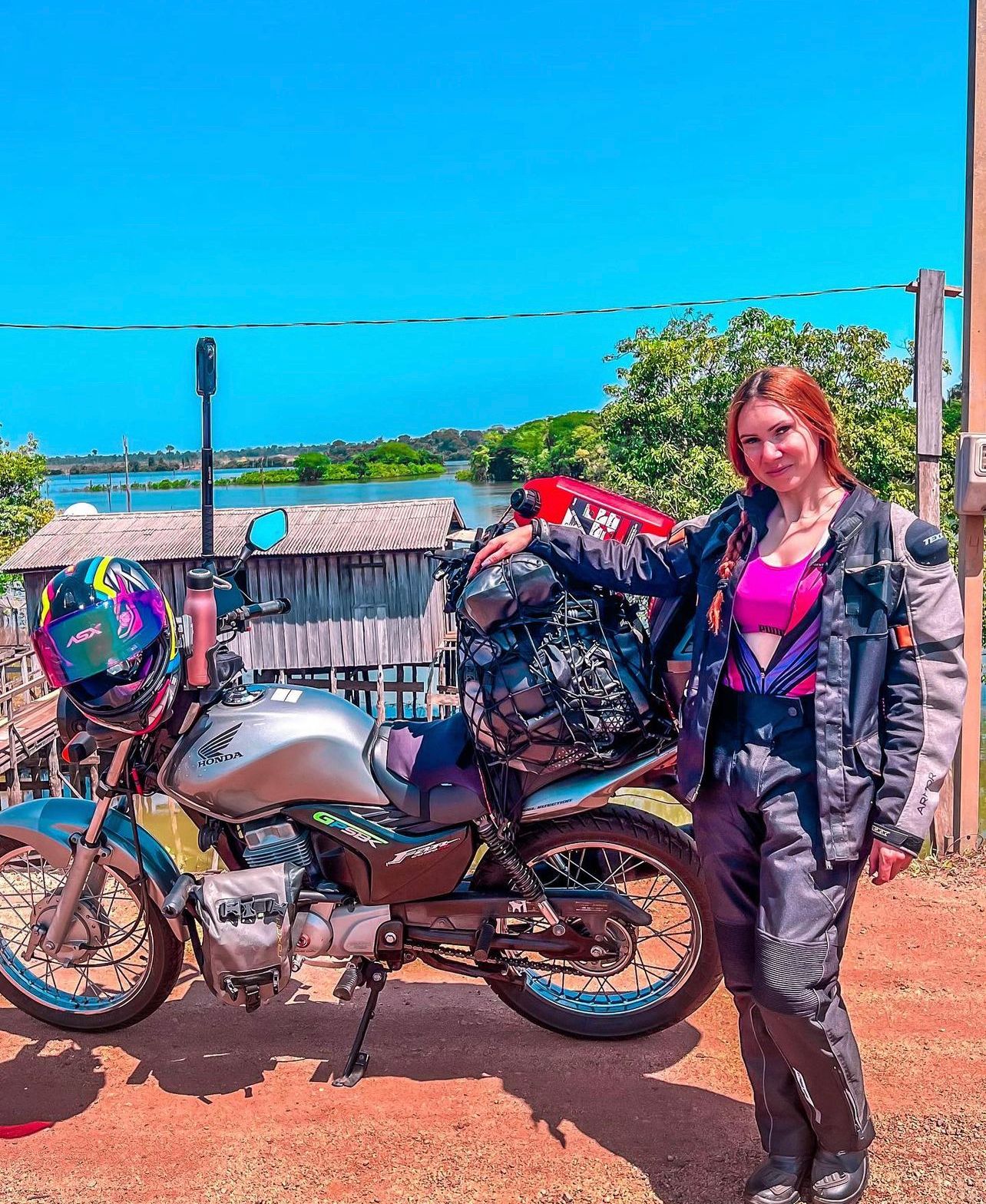 Motoqueira que viajou todo o Brasil chega ao Acre