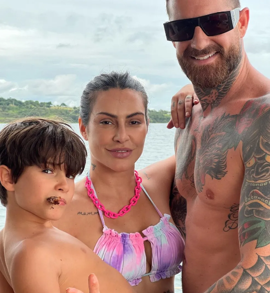 Cleo posa com marido e enteado de 9 anos durante passeio em lago