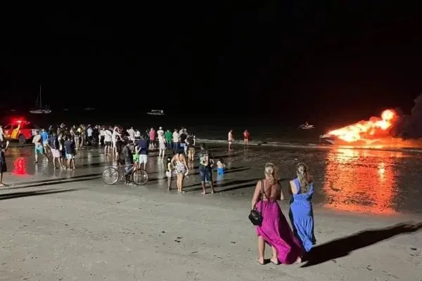 Vídeo: lancha atracada em praia de Maceió pega fogo