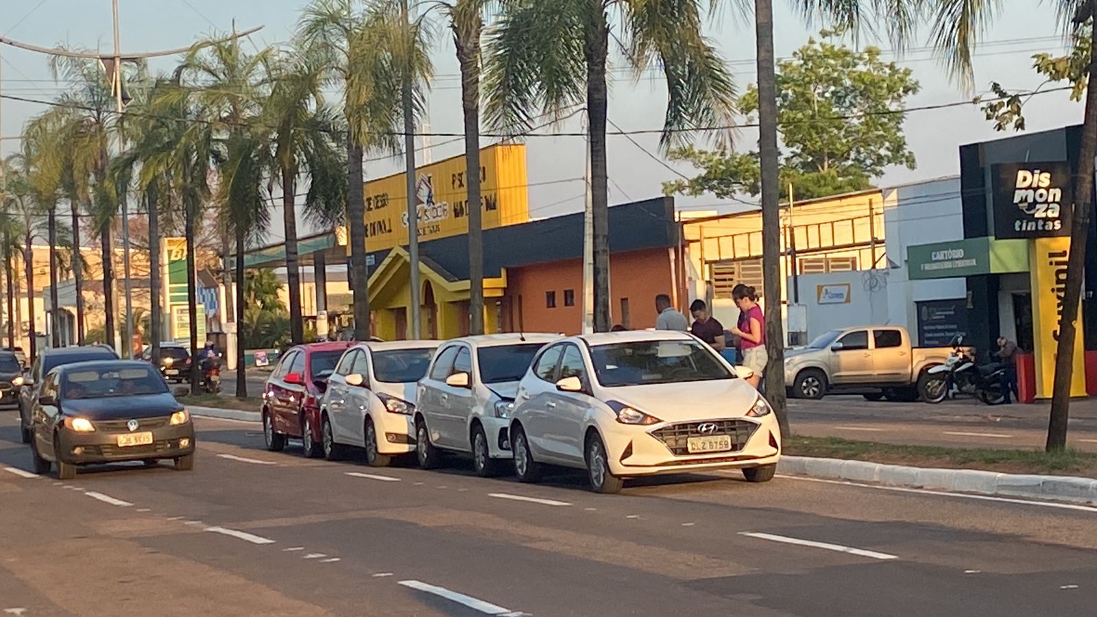VÍDEO: engavetamento com 4 carros é registrado em avenida de Rio Branco