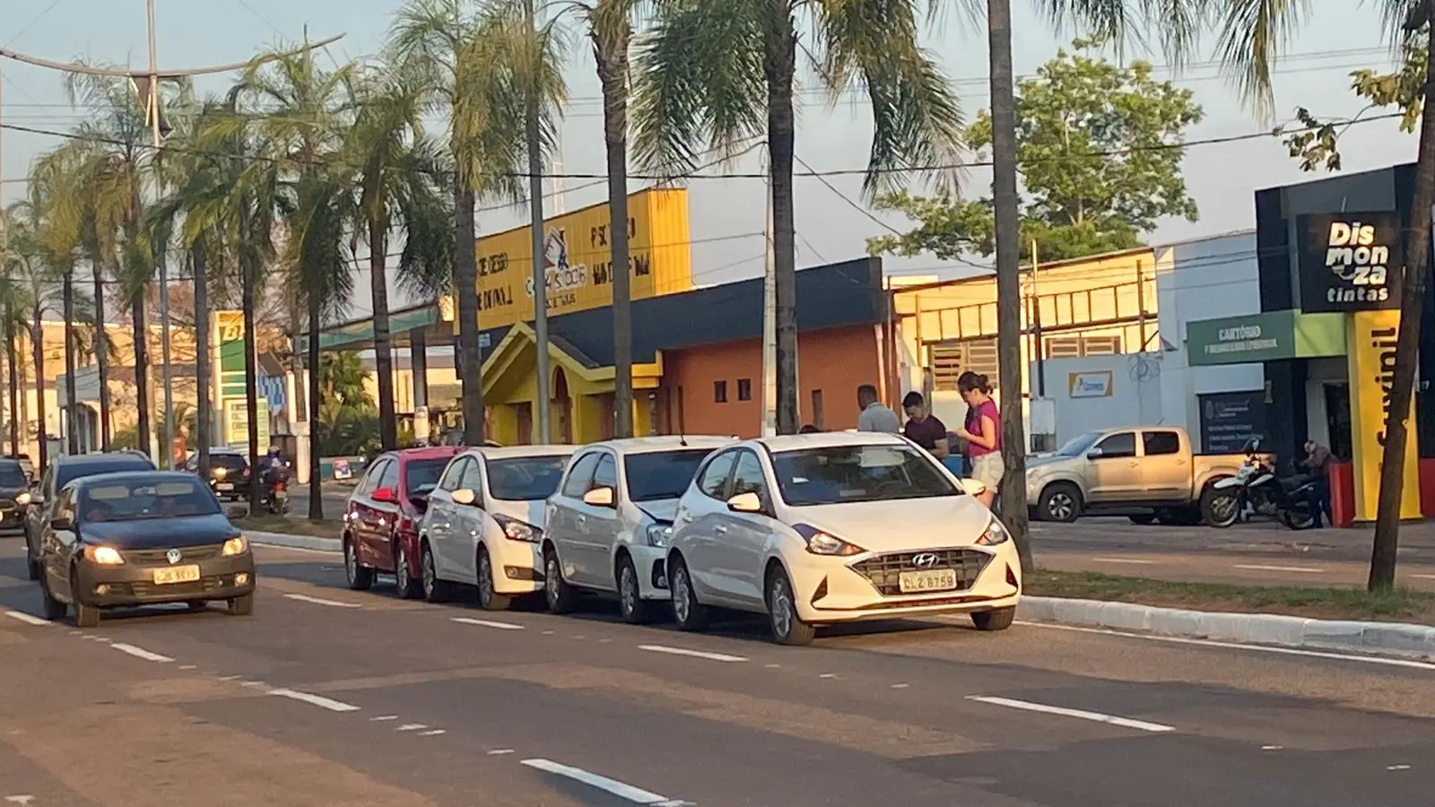 VÍDEO: engavetamento com 4 carros é registrado em avenida de Rio Branco