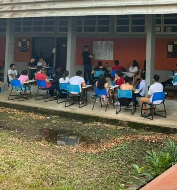 Ufac fica sem energia elétrica e alunos assistem à aula ao ‘ar livre’