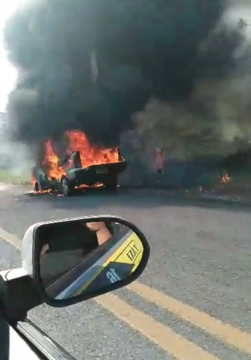 VÍDEO: camionete de secretaria do Acre pega fogo na BR-364