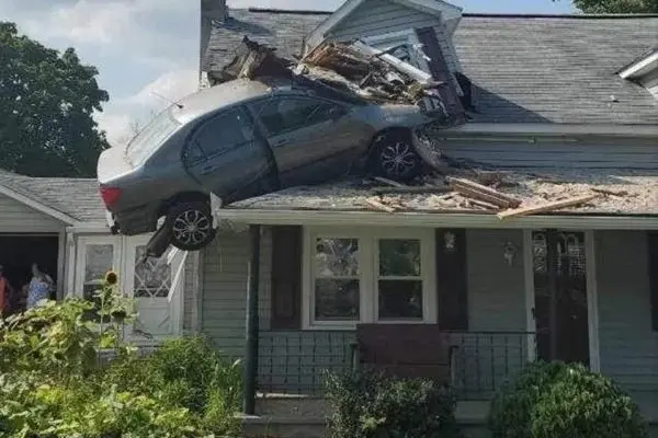 Carro bate em bueiro e vai parar no 2º andar de casa; veja