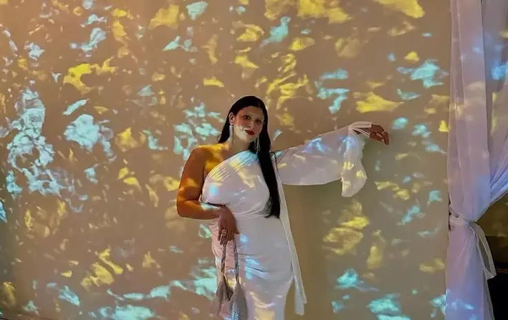 Filha de Flávia Alessandra esbanja beleza e chama atenção em evento chique