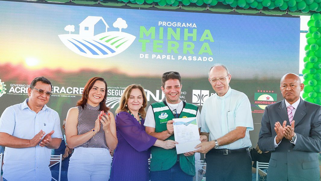 Gladson entrega 800 títulos de regularização fundiária em Cruzeiro do Sul