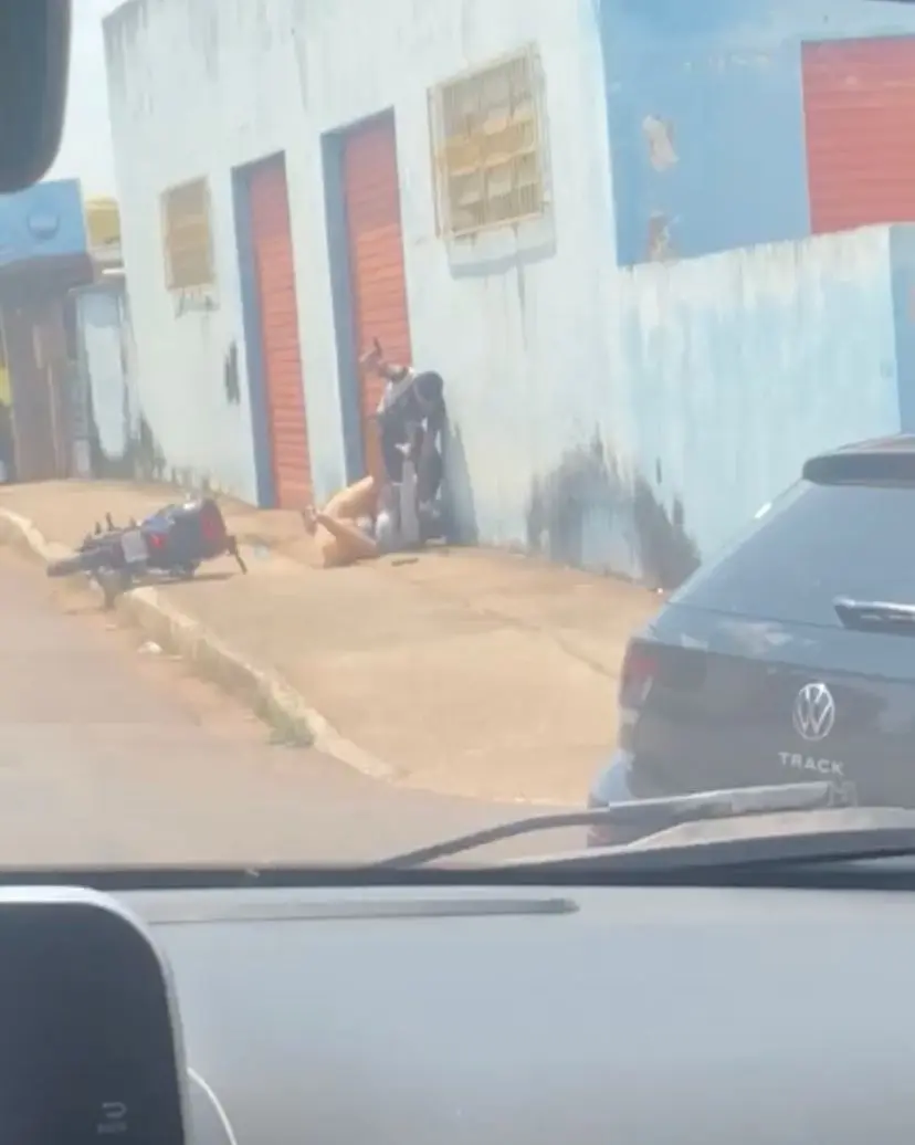 URGENTE: vídeo mostra homem armado agredindo mulher em rua de Rio Branco