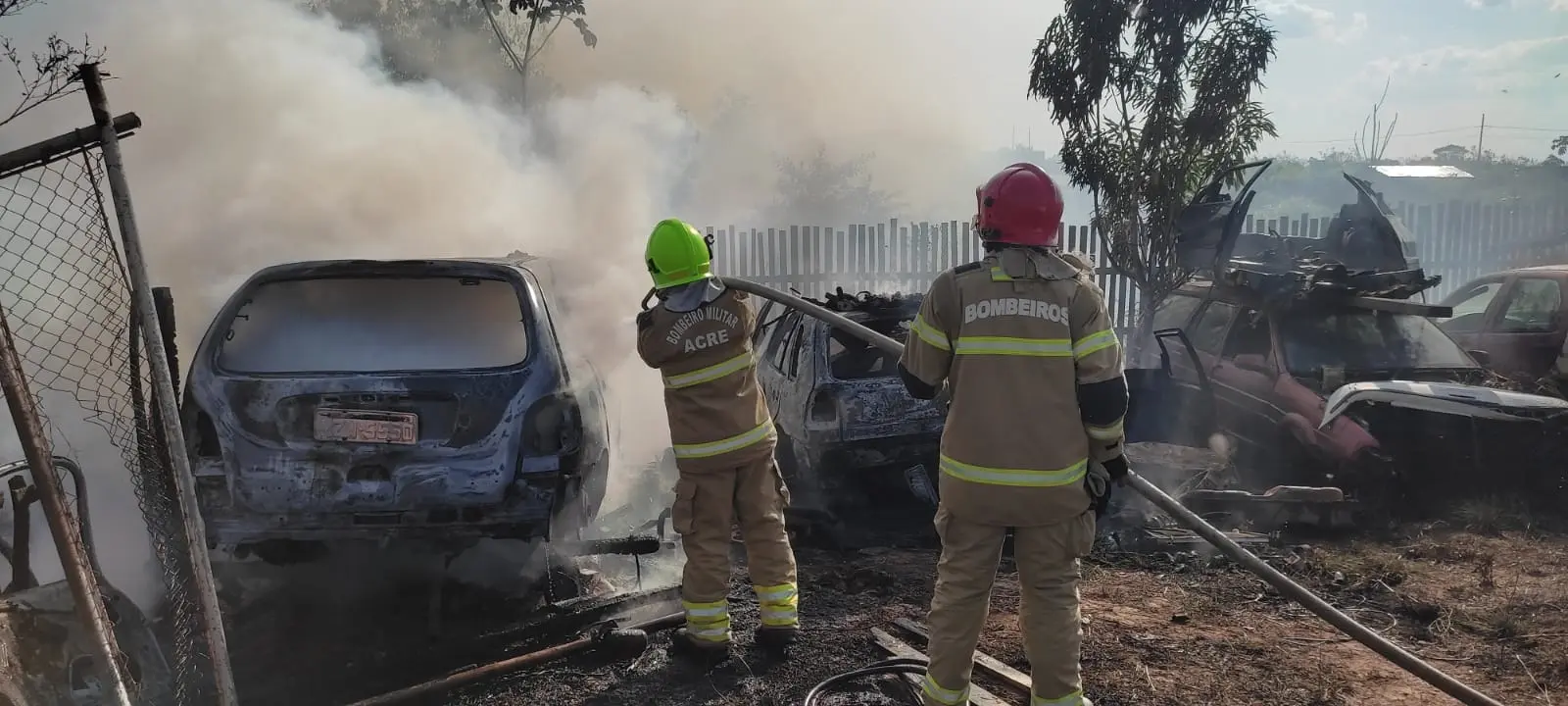 Depósito de veículos pega fogo e Bombeiros são acionados no interior do Acre