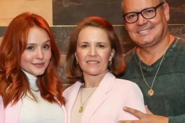 Exclusivo: saiba o que Larissa Manoela mandou para os pais por e-mail