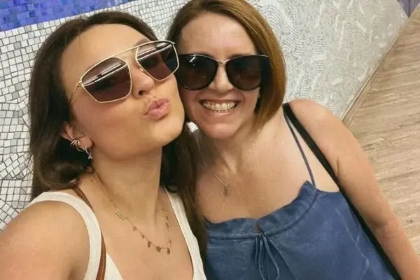 Mãe de Larissa Manoela virou sócia de fábrica com dinheiro da filha em meio à crise familiar