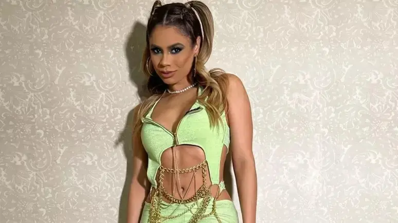 Lexa é flagrada com ex-BBB e assessoria se pronuncia