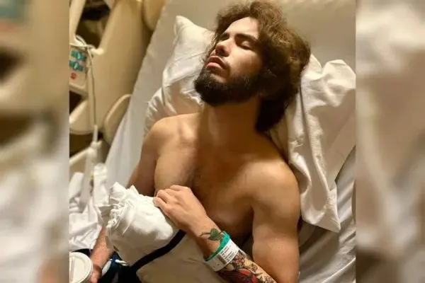 Lutador de 20 anos posta foto de pulmão destruído pelo vape; veja