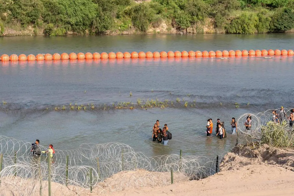 Morre 1º imigrante preso a boias instaladas na fronteira do Texas com México