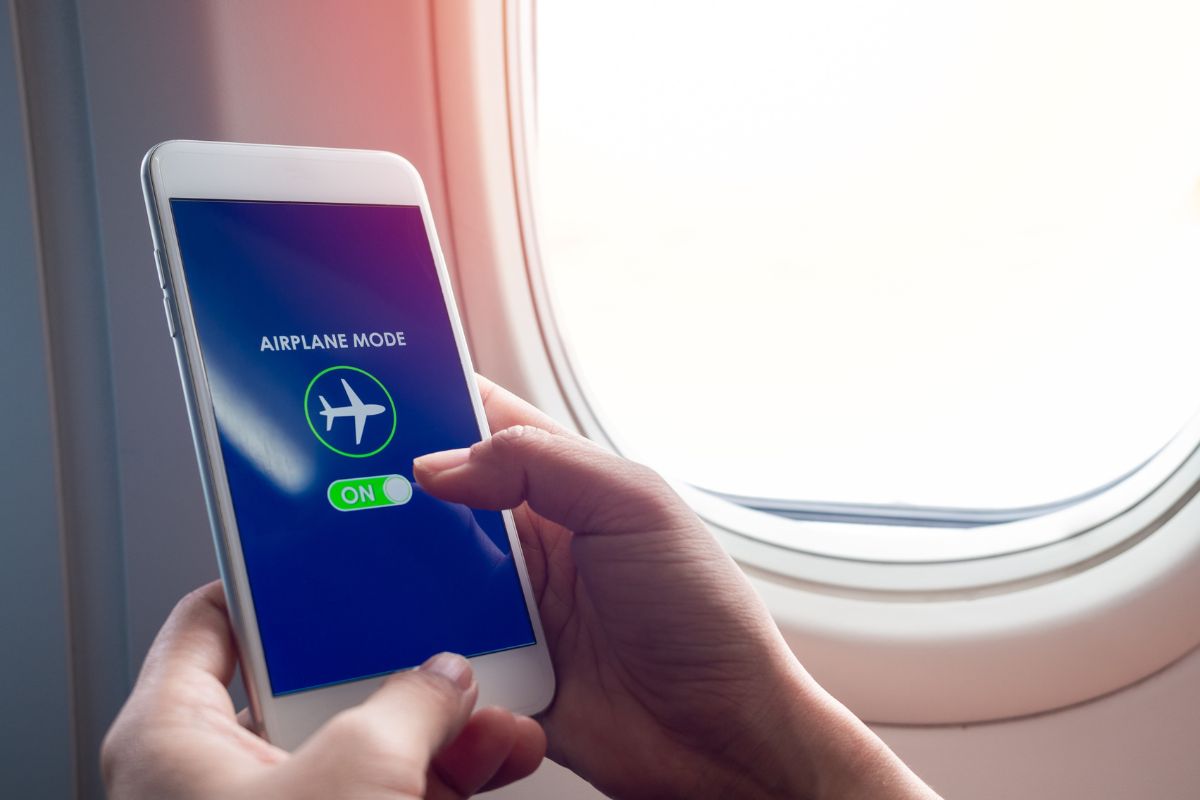 Segurança no ar: entenda o que acontece se você não usar o modo avião no voo