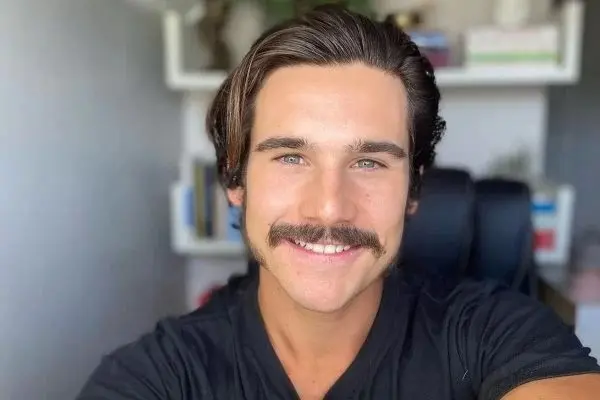 Nicolas Prattes teve que reaprender a fazer cenas de sexo em Fuzuê
