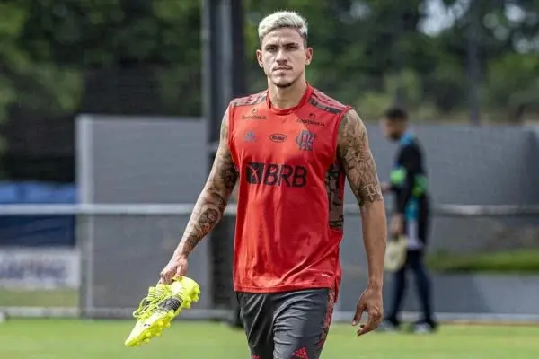 Pedro retorna aos treinos no Flamengo após agressão de preparador