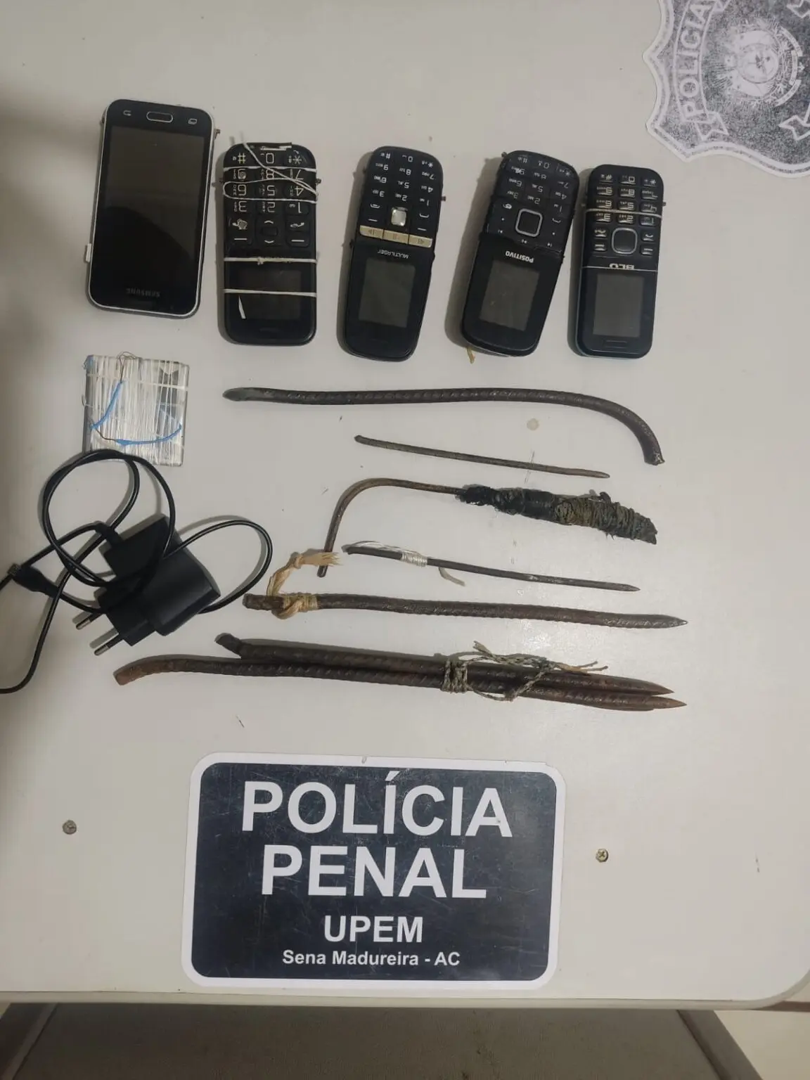 Policiais apreendem celulares e armas artesanais em presídio no Acre
