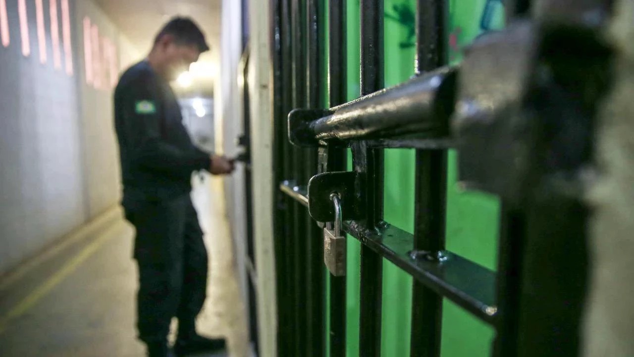 Preso entra em luta corporal com policial penal, é baleado e morre