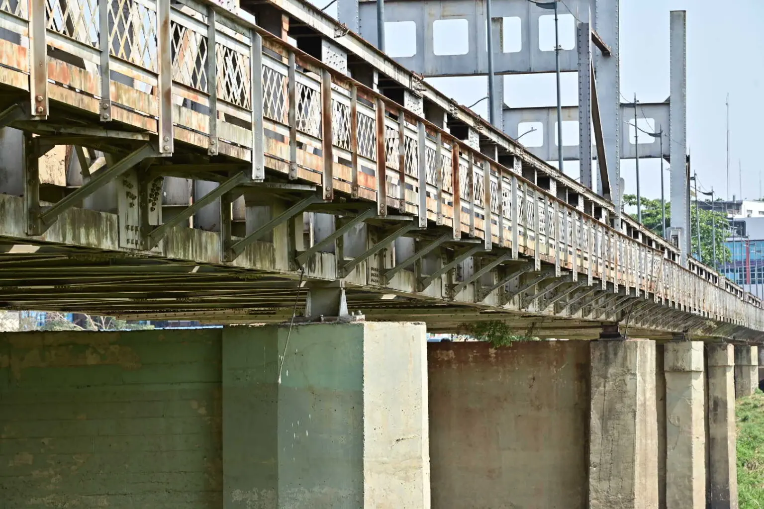 Ponte Metálica tem sustentação comprometida, e Deracre toma medidas de urgência