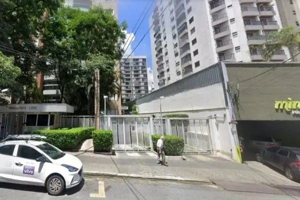 Homem mata a ex com tiros no meio da rua e se esconde em prédio próximo