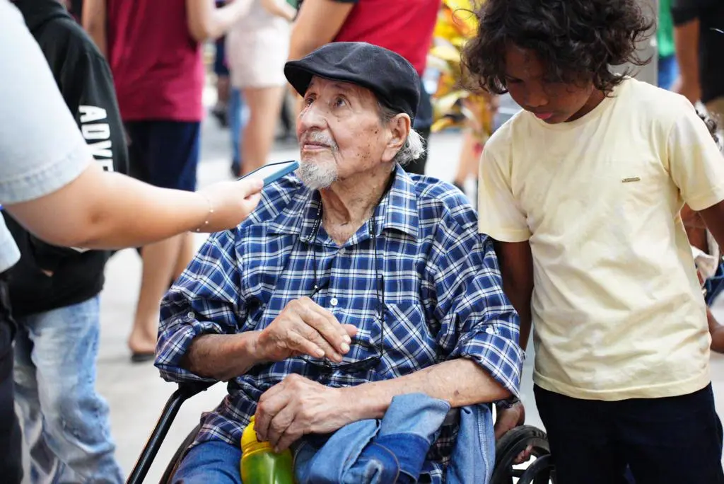 Aos 90 anos, Rivasplata curte Expoacre de cadeira de rodas: “Quero ver arte”