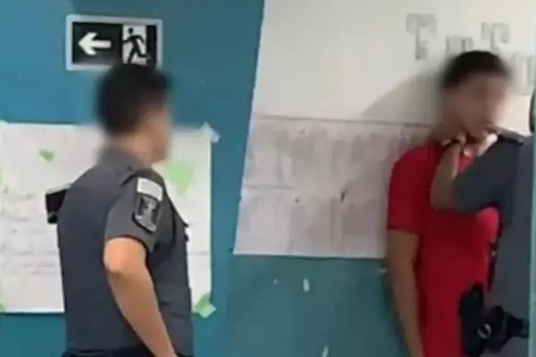 Vídeo: PM aperta pescoço de estudante dentro de escola