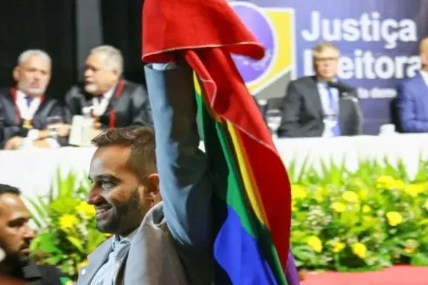 Deputado LGBT é chamado de “gazela” em chat de transmissão da CPI