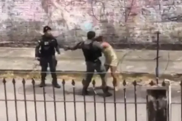 Vídeo: PM é investigado por agredir mulher com socos e chute no Ceará