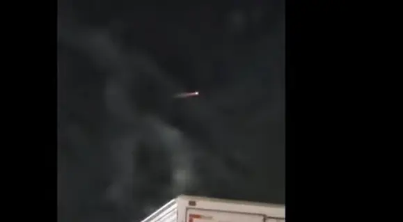 Motorista flagra ‘meteoro’ brilhando no céu; vídeo