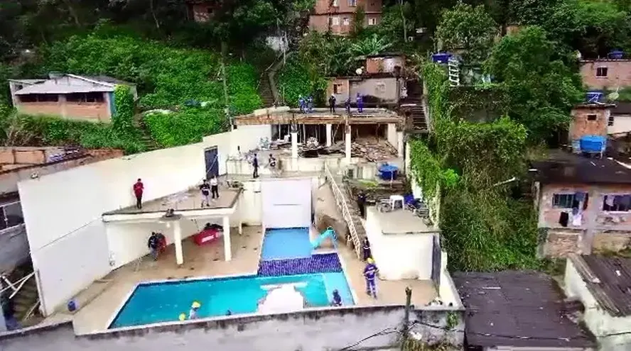 Vídeo: casa de R$ 1 milhão com cascata e piscina é demolida na Rocinha