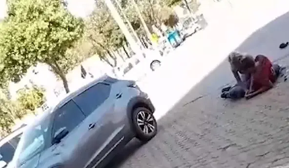 Vídeo: viciado em crack, policial penal rouba droga, dinheiro e atira em usuários