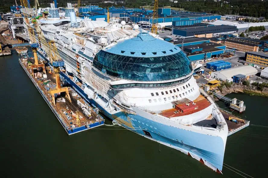 Cinco vezes maior que o Titanic, maior navio de cruzeiro do mundo recebe últimos retoques para zarpar; fotos