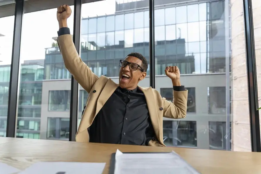 Interagir com colegas e ir atrás de mudanças: veja 5 dicas para ser mais feliz no trabalho