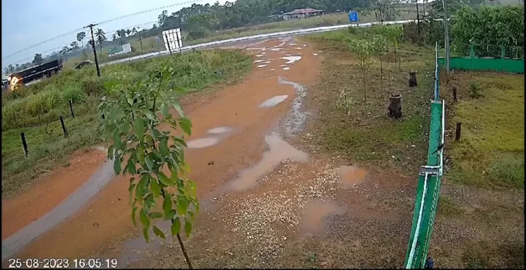 VÍDEO: carreta explode ao bater de frente com caminhão na BR-364 e um motorista morre