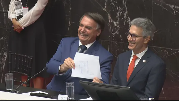 Com presença de Zema, Bolsonaro recebe título de cidadão honorário de MG concedido há mais de 4 anos