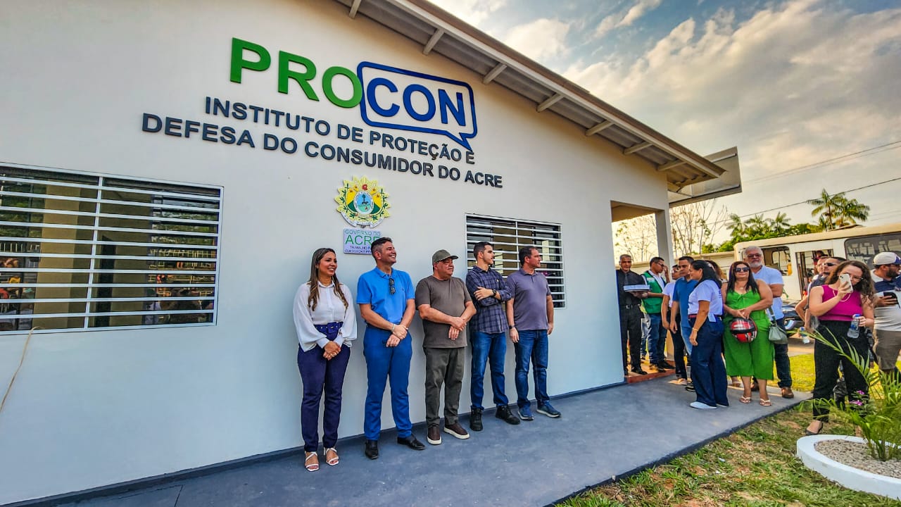 No aniversário de 119 anos de Sena, Gladson entrega reforma do Procon no município