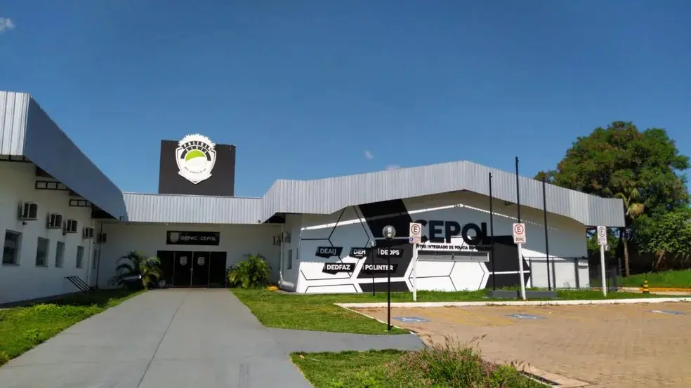 Mulher morre prensada pelo próprio carro na garagem de casa