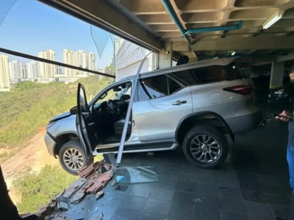 Vídeo: carro de luxo fica pendurado após atravessar parede de prédio