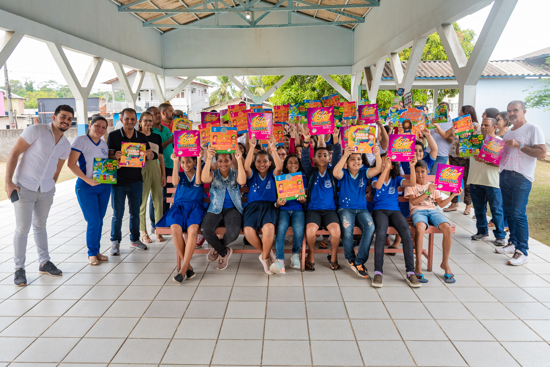 Prefeitura entrega livros de temas transversais para escolas de Cruzeiro do Sul