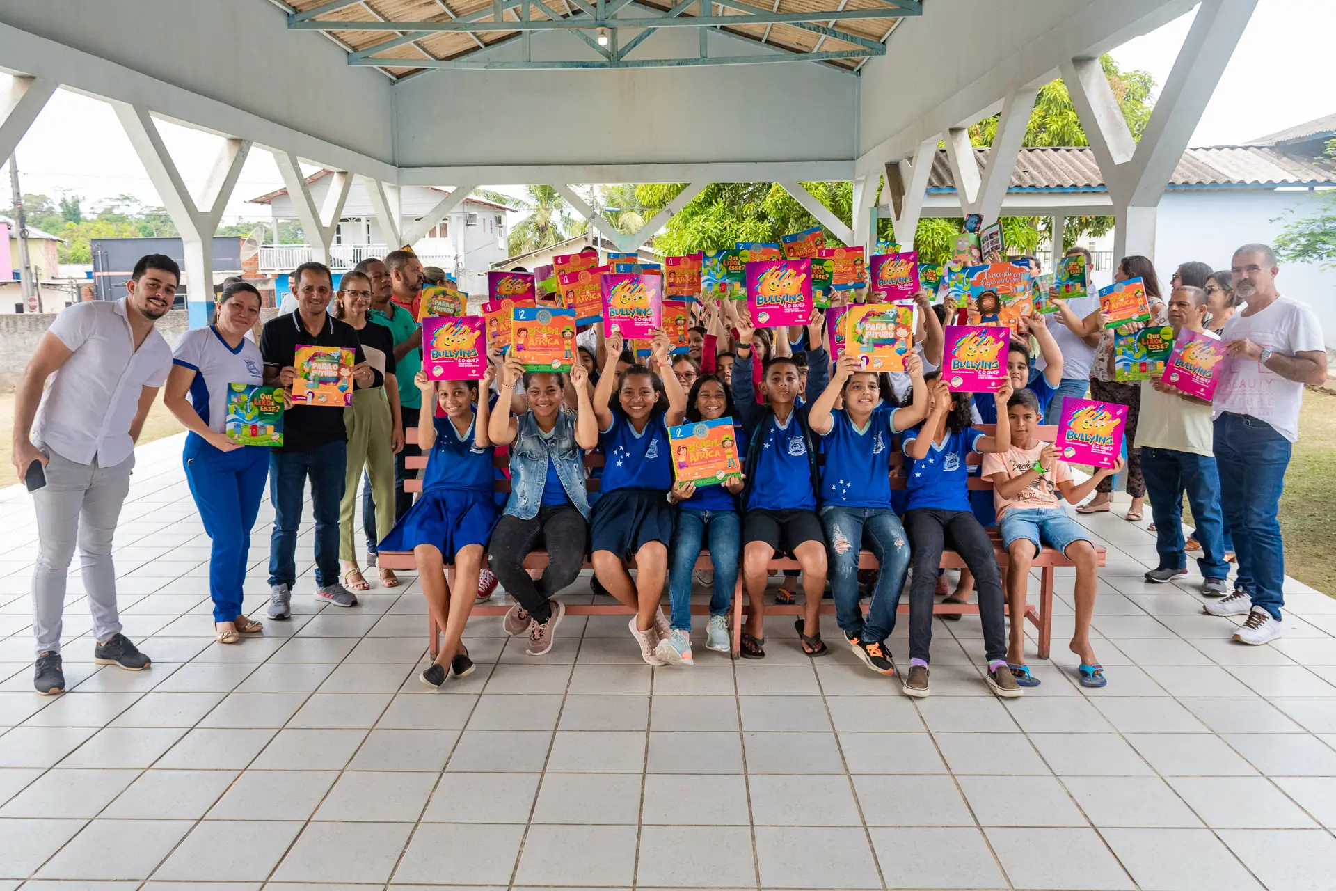 Prefeitura entrega livros de temas transversais para escolas de Cruzeiro do Sul