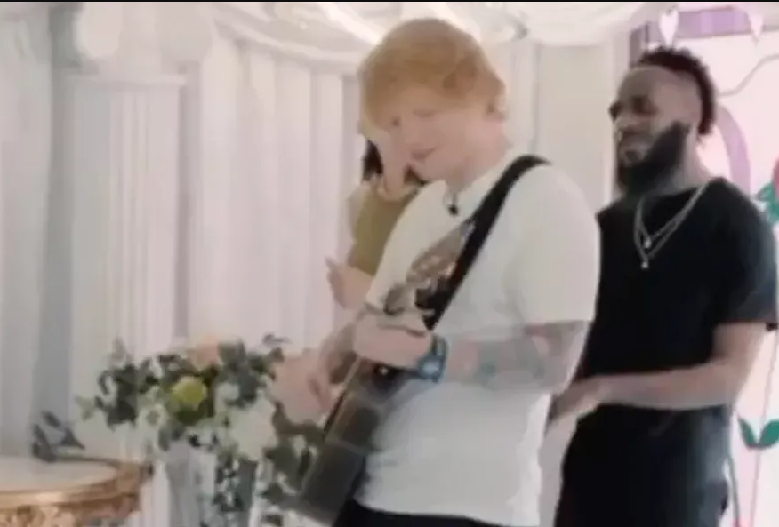 Ed Sheeran faz apresentação surpresa para noivos ao invadir casamento